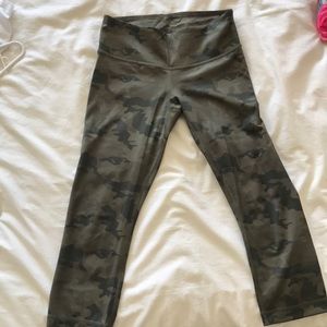 Camo Wunder Under Crops